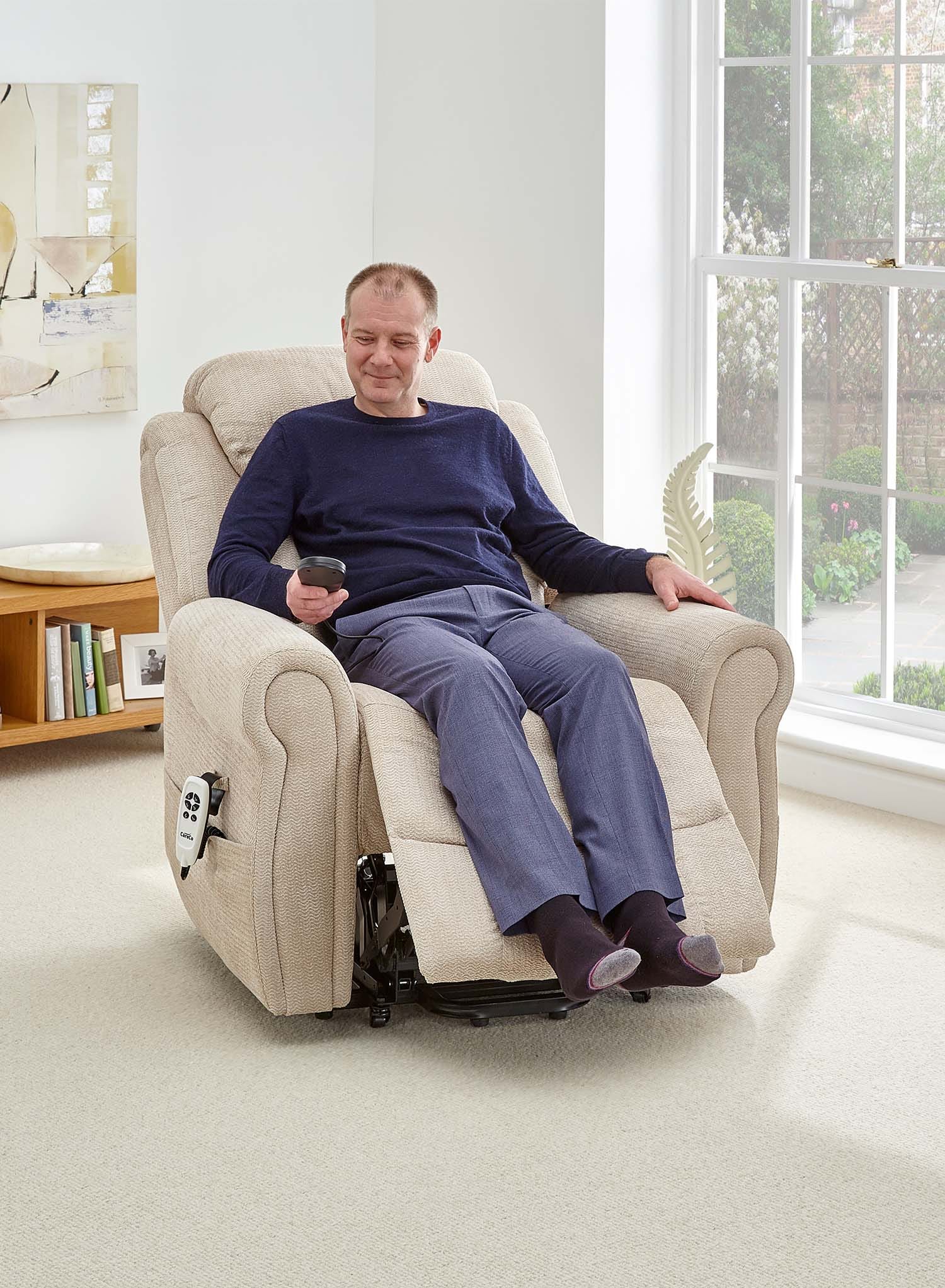 Cromwell with Heat & Massage Riser Recliner - Image 10