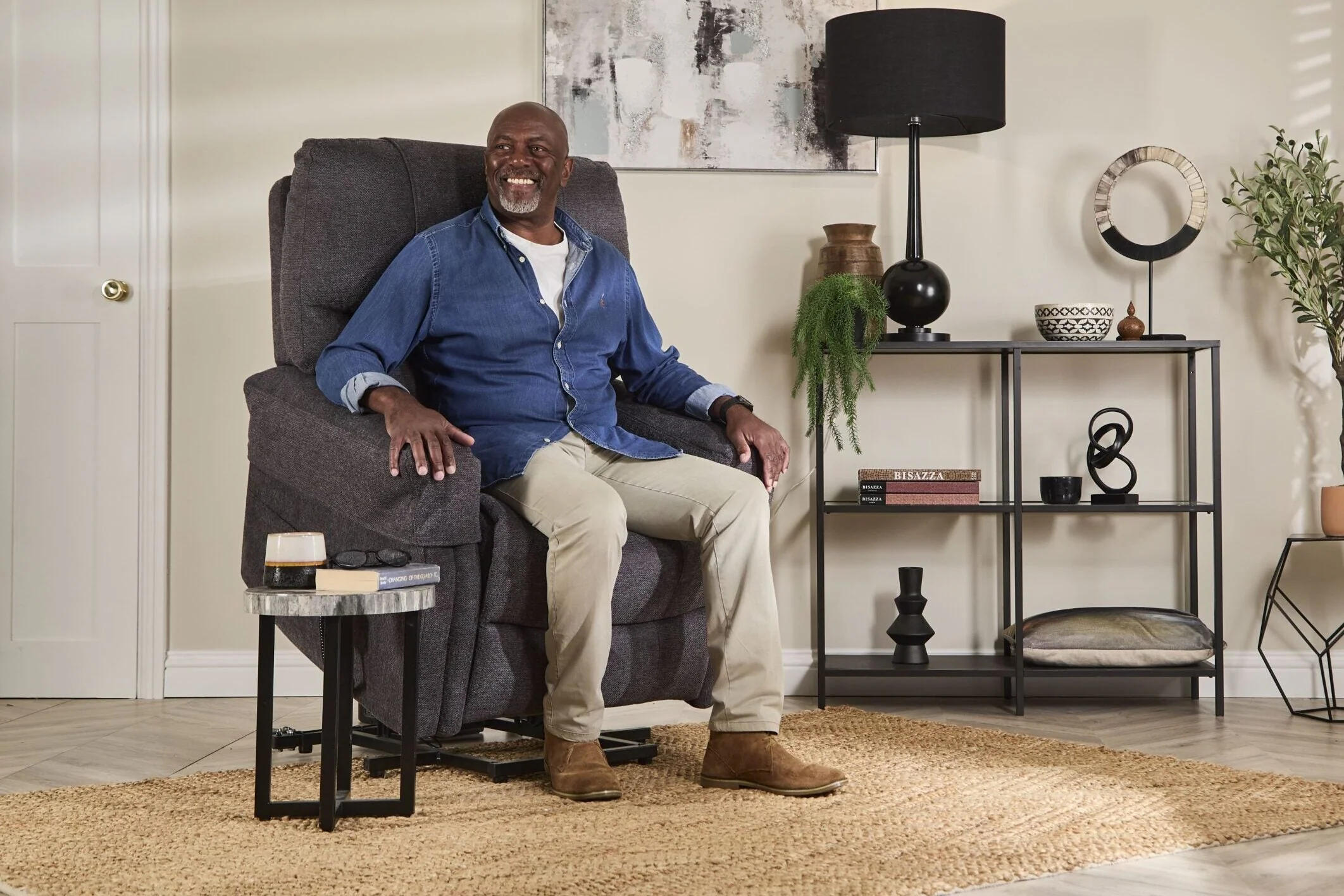 Hamdon Classic Riser Recliner Chair - Image 16