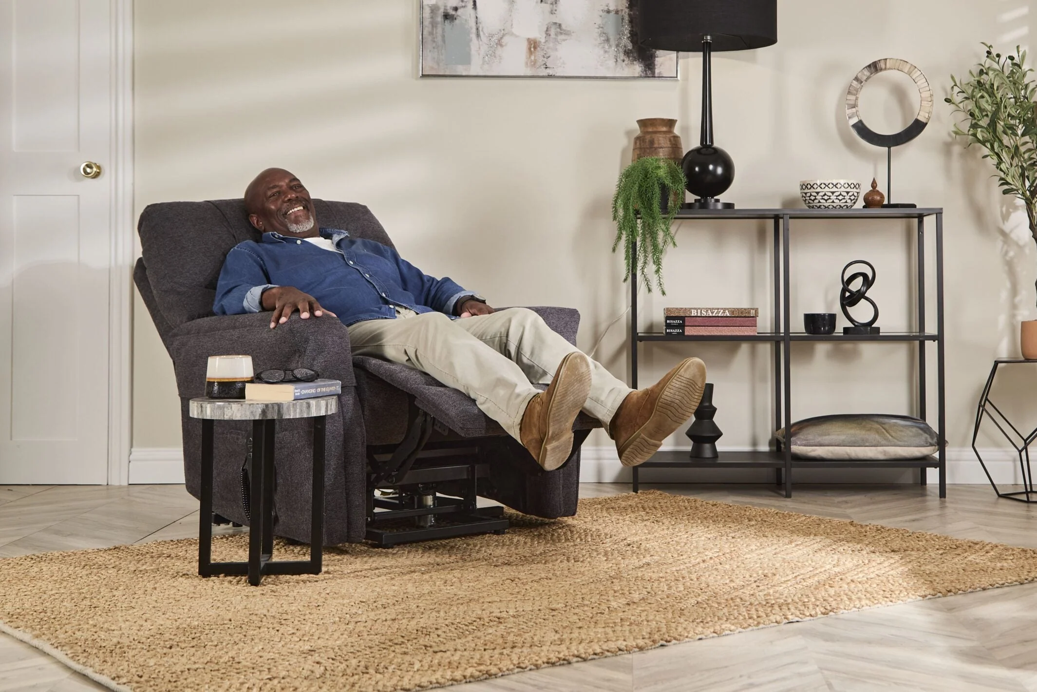 Hamdon Classic Riser Recliner Chair - Image 25