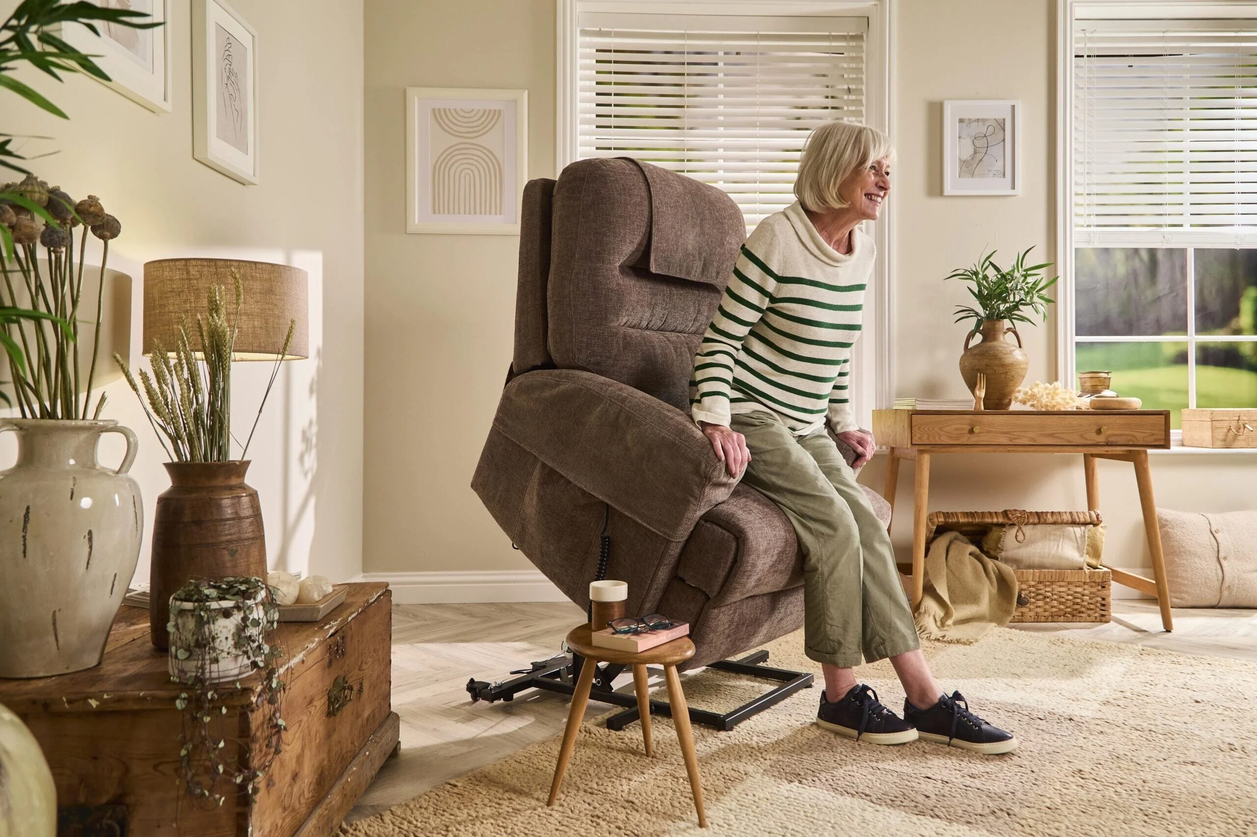 Lawson Riser Recliner Chair - Image 19