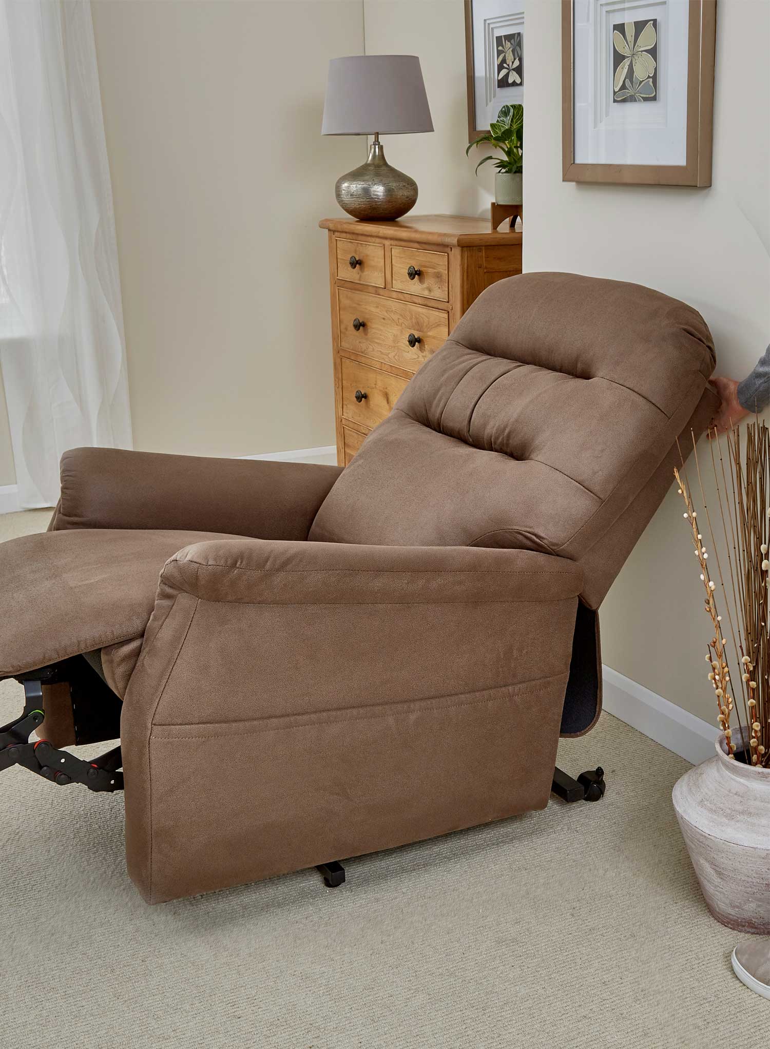 Linea Luxury Wall Hugger Riser Recliner - Image 3