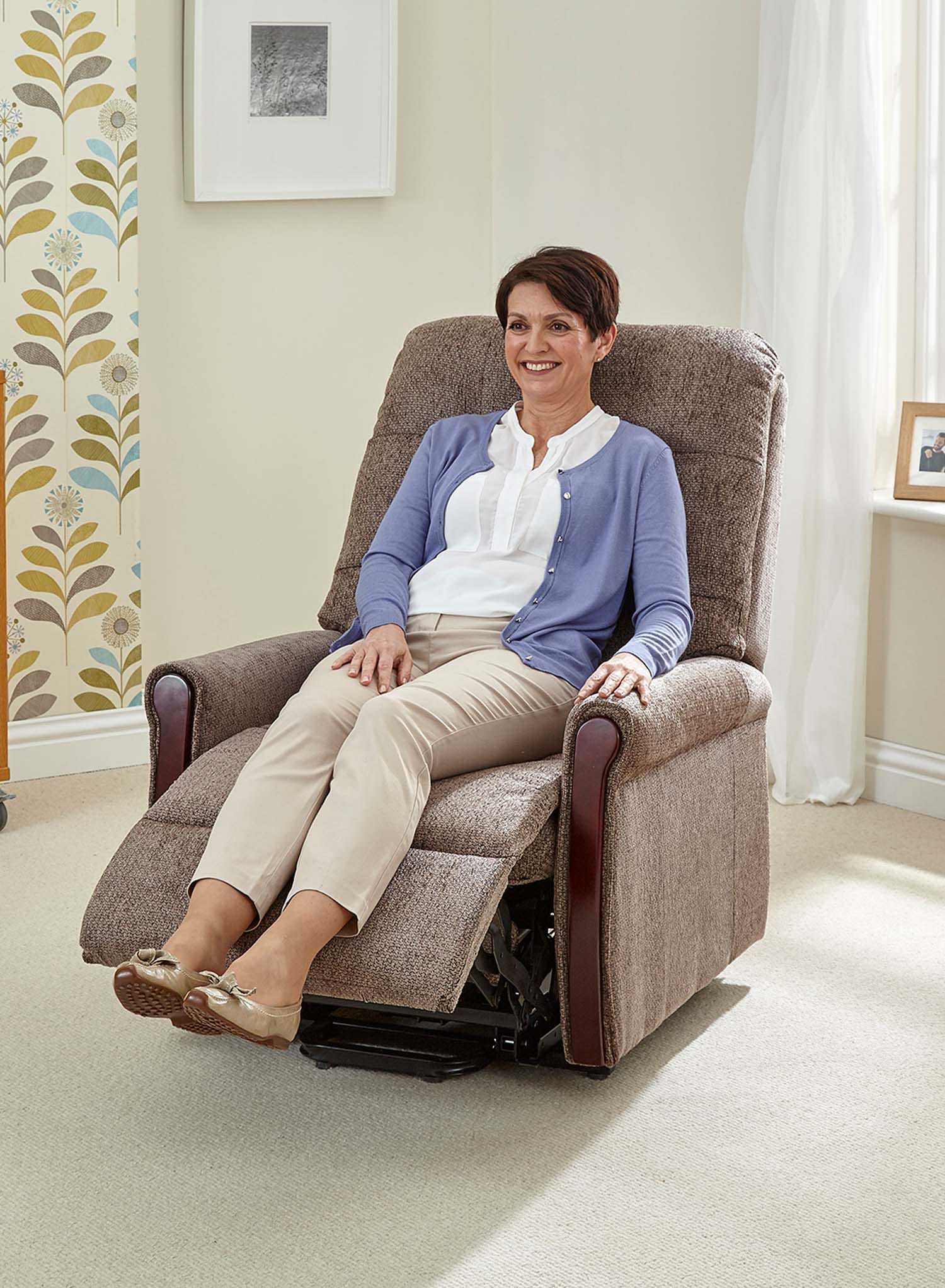 MaxiComfort Classic Riser Recliner - Image 10