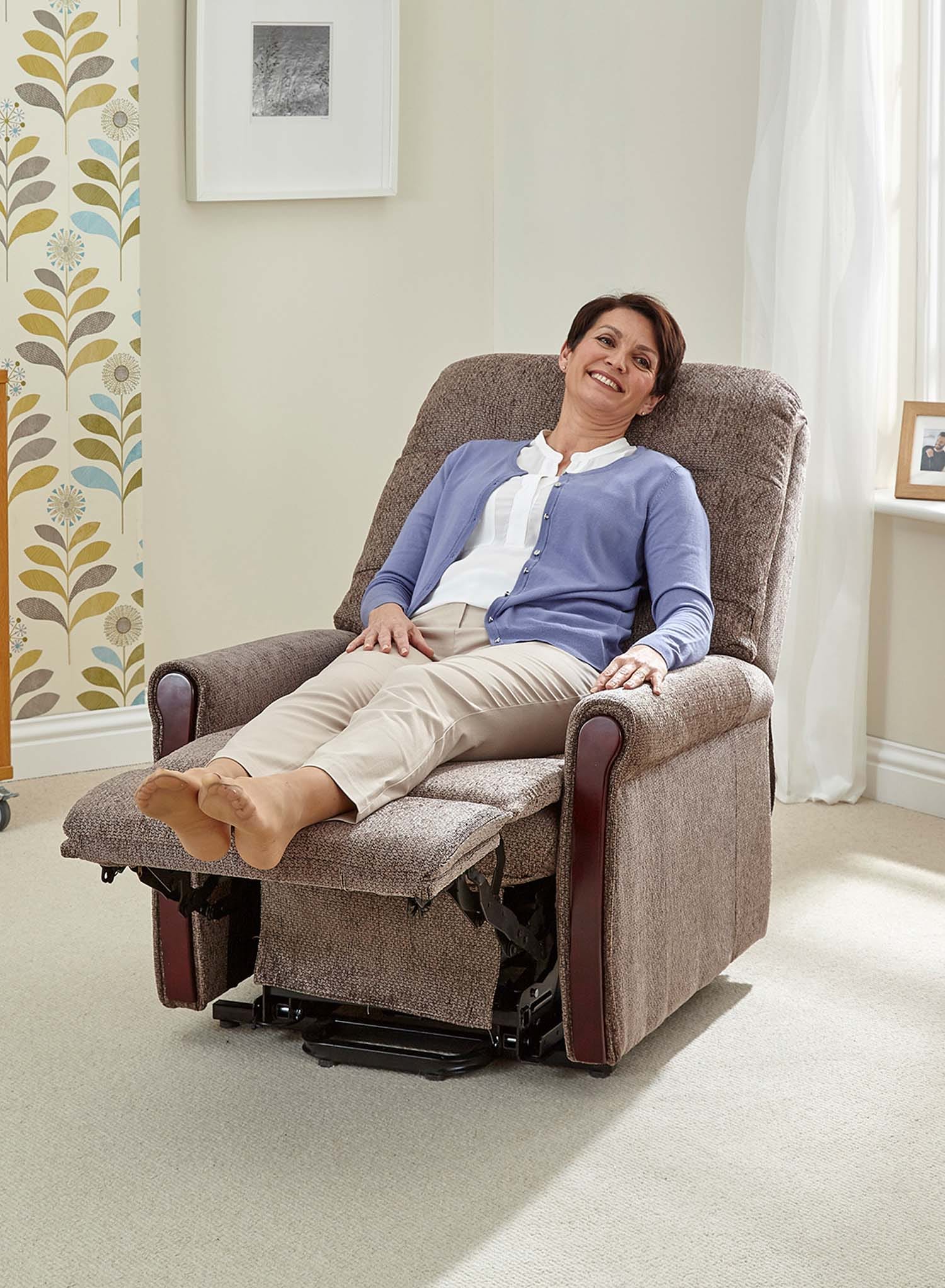 MaxiComfort Classic Riser Recliner - Image 11