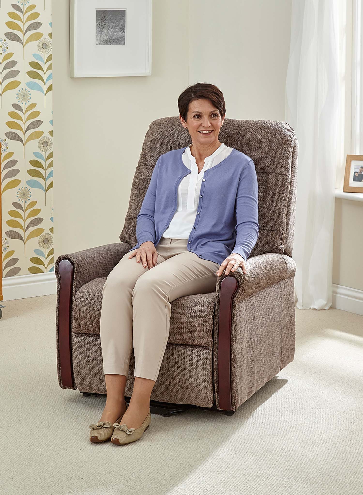 MaxiComfort Classic Riser Recliner - Image 8