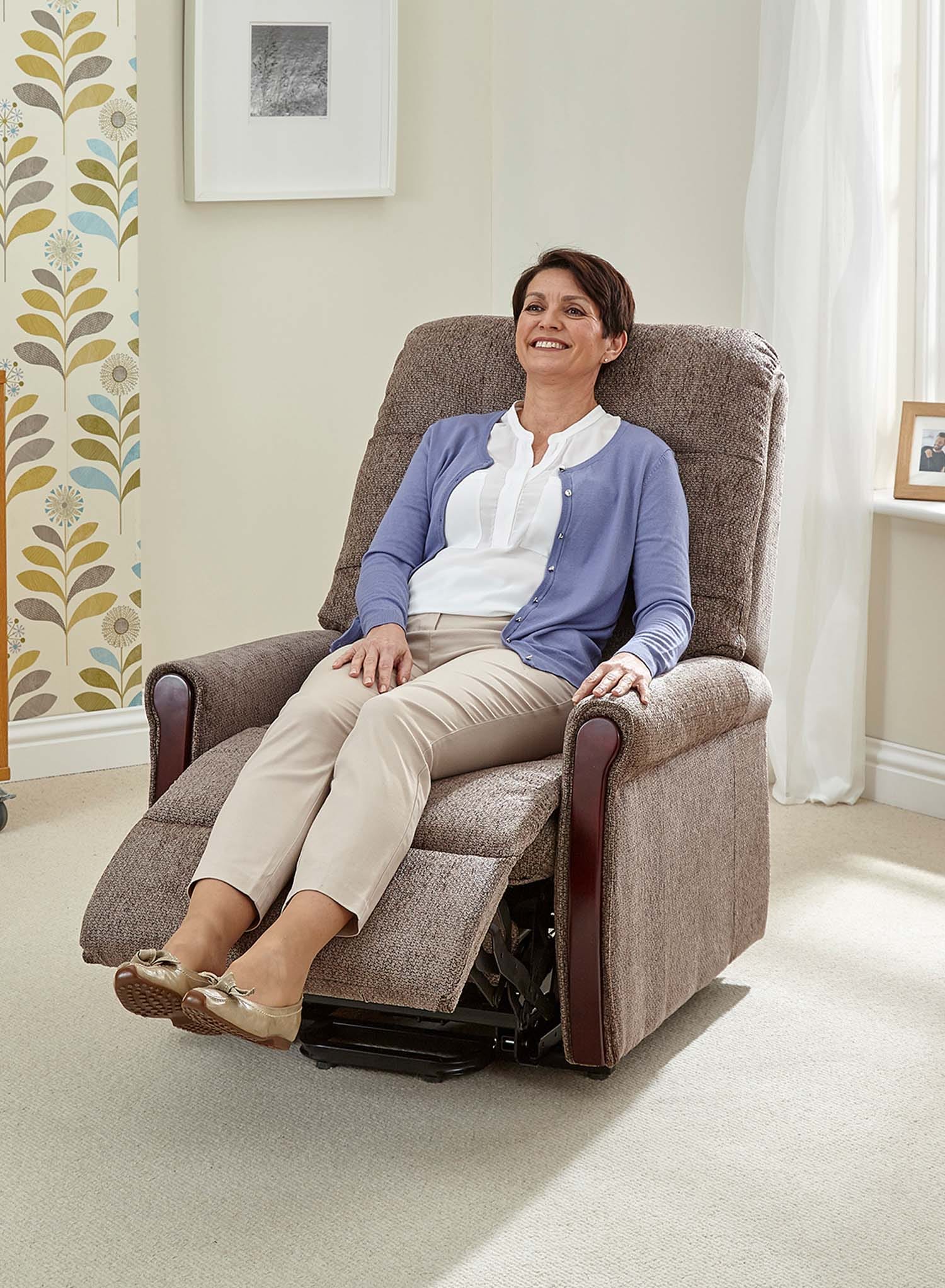 MaxiComfort Classic Riser Recliner - Image 9