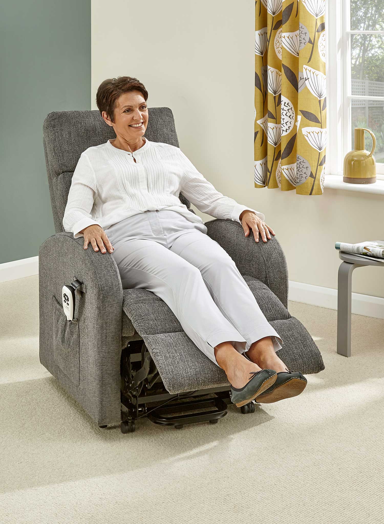 MaxiComfort Cloud Riser Recliner - Image 3