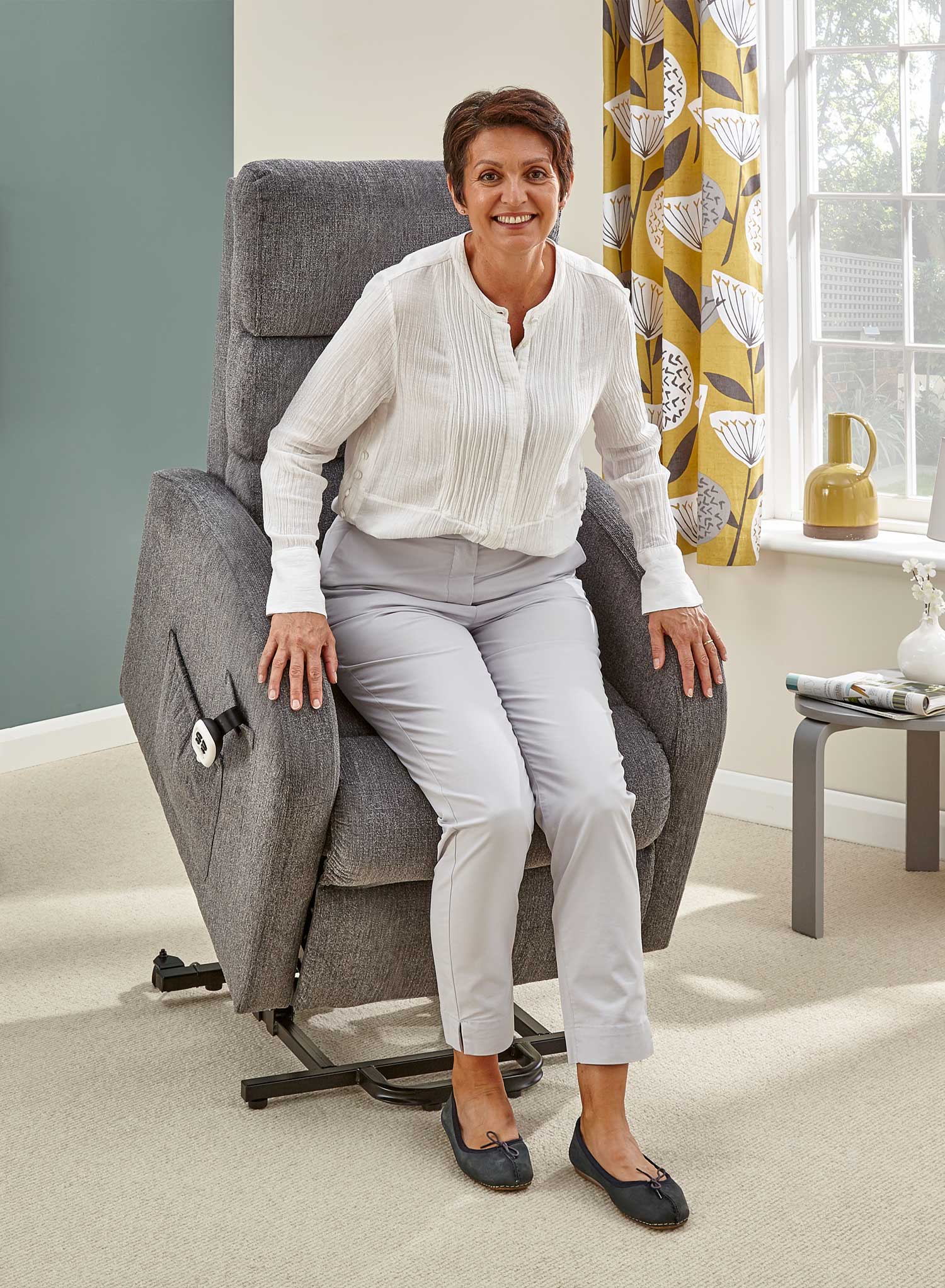 MaxiComfort Cloud Riser Recliner - Image 5