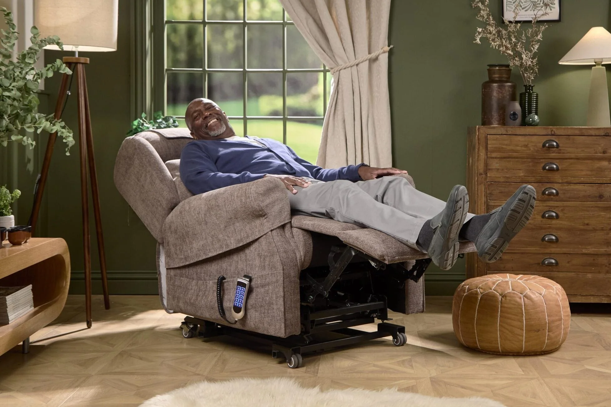 Monterey Royale Riser Recliner Chair - Image 10