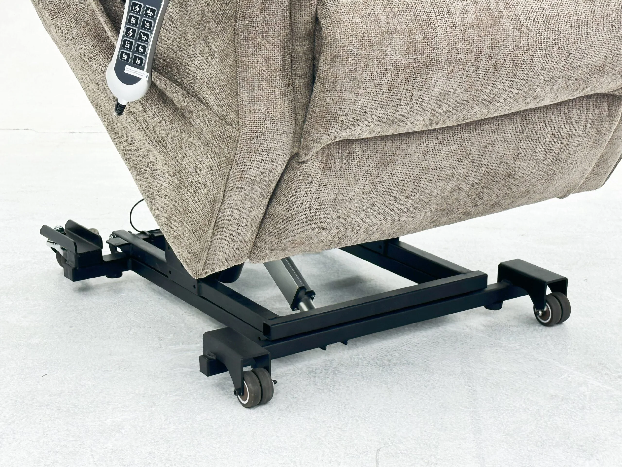Monterey Royale Riser Recliner Chair - Image 7