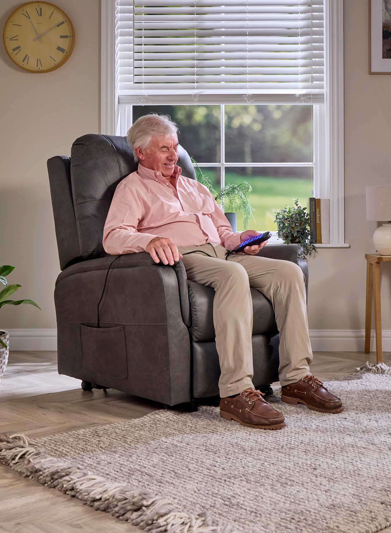 Quattro Deluxe Riser Recliner - Image 12