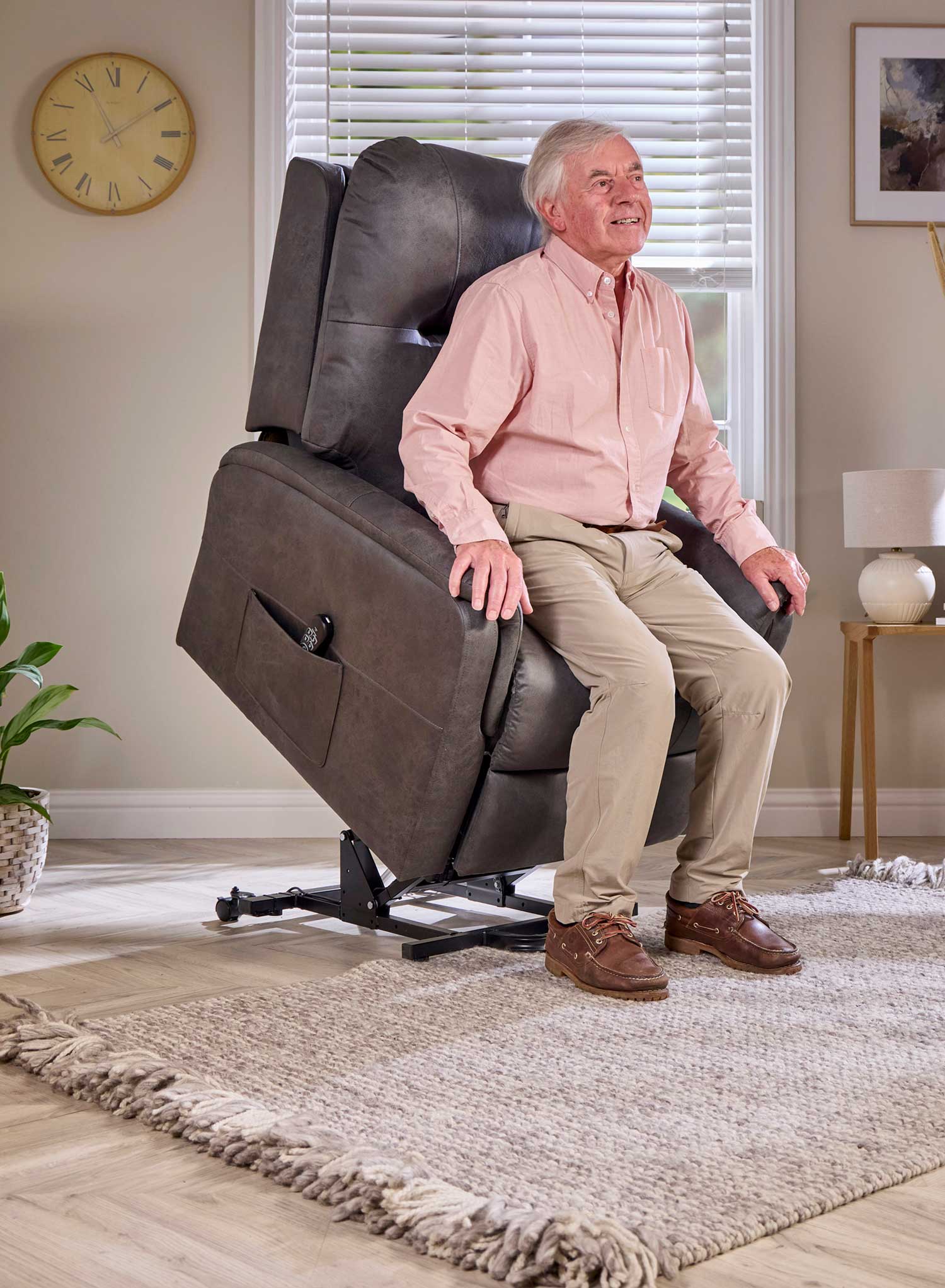 Quattro Deluxe Riser Recliner - Image 4