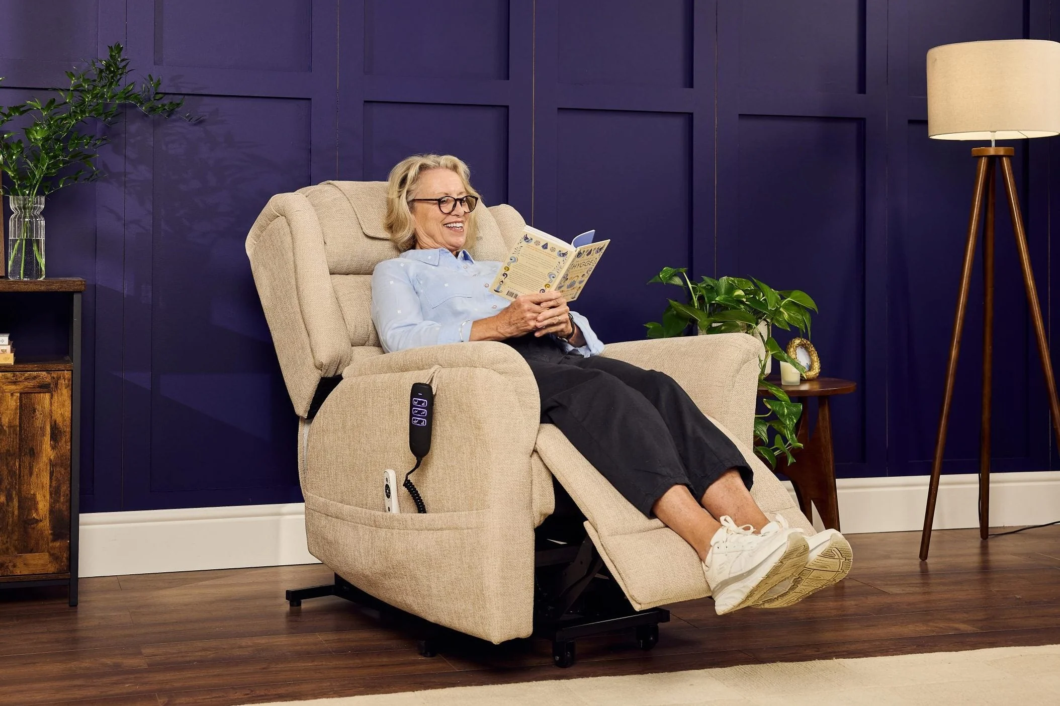 Sanford Classic Riser Recliner Chair - Image 9