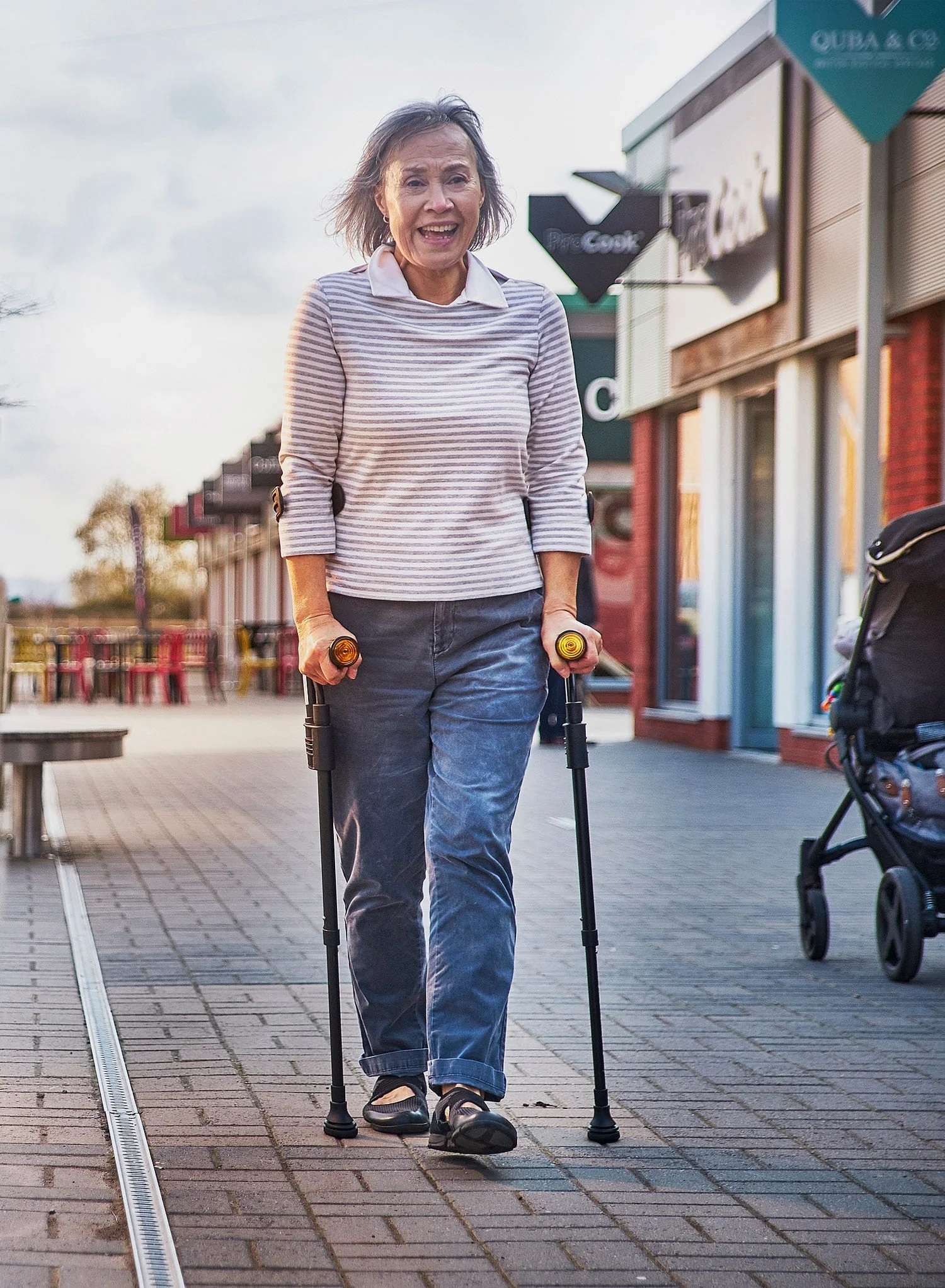 Vekta Folding Crutches (Pair) - Image 2